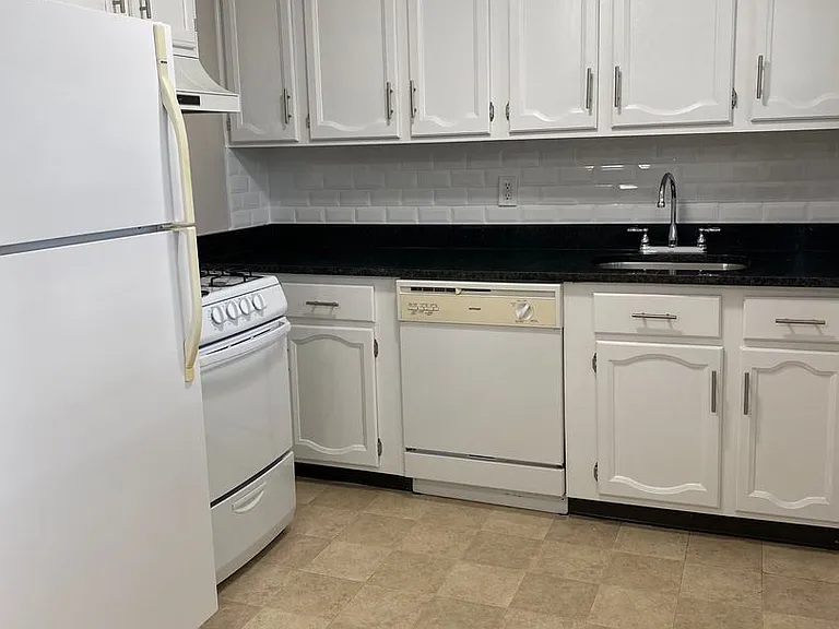 Shawomet Gardens Apartments — Photo 15