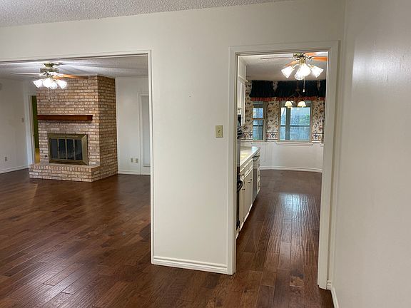 3rd image of 2310 Greenbriar Dr