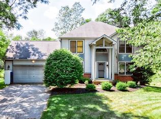 11008 Tree Line Dr, Pinckney, MI 48169