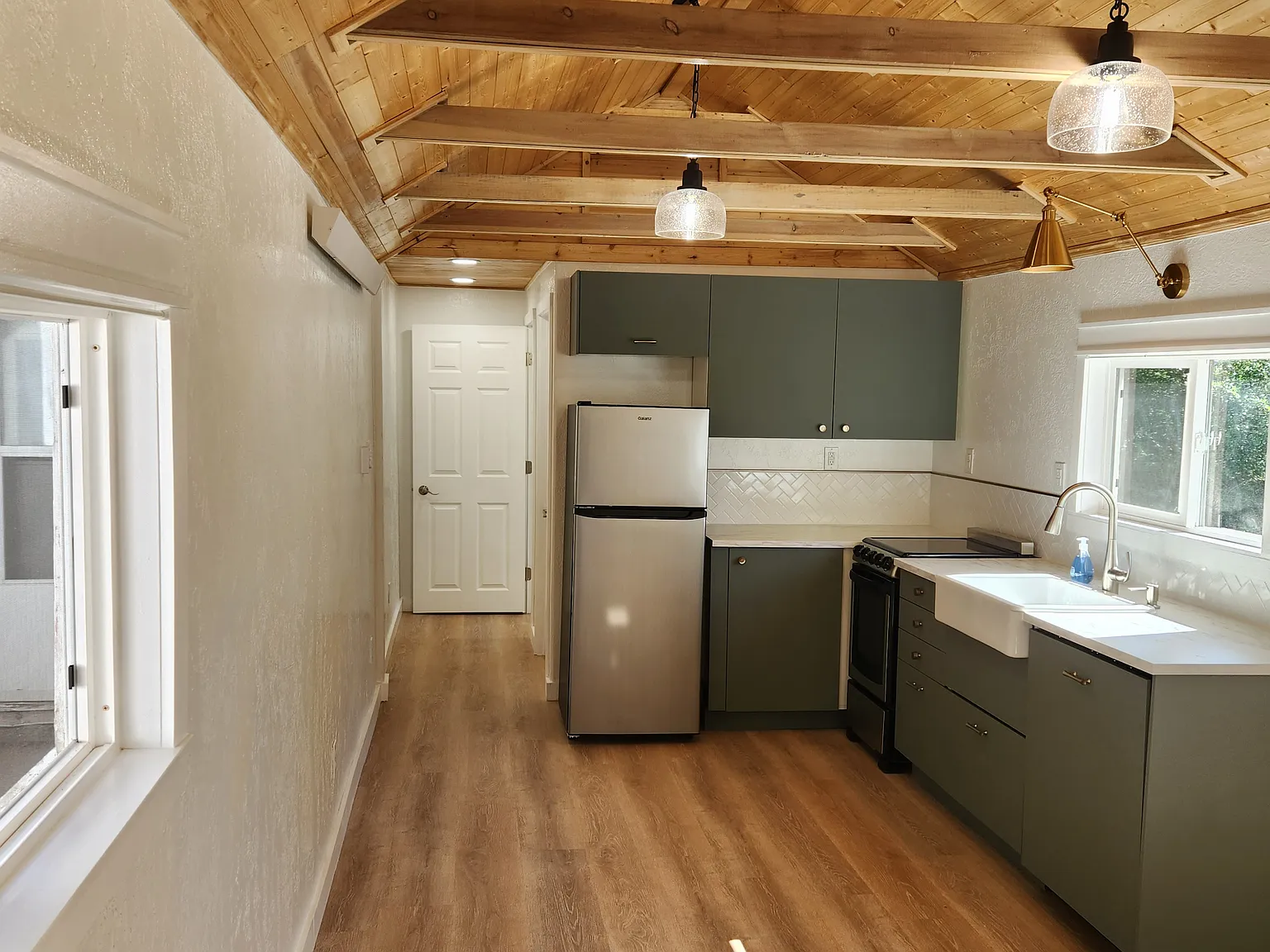 Studio, 300 sqft, $725 — Photo 1