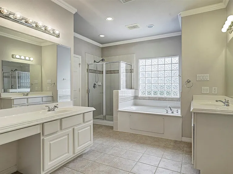 1302 W Park At Shady Villa — Photo 10