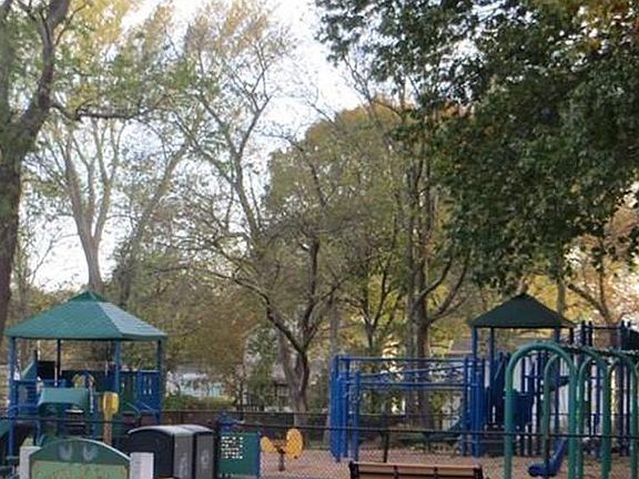 Community park 2 blocks away