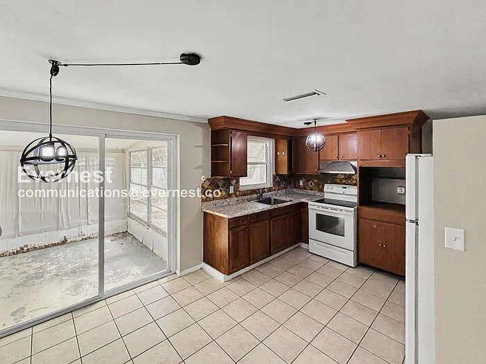 2412 Arcadia Rd — Photo 3