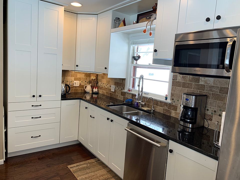Kitchen remodeled in 2017. 