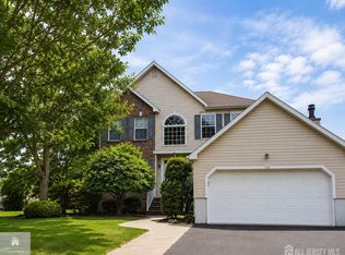 13 Airdale Dr, Kendall Park, NJ 08824