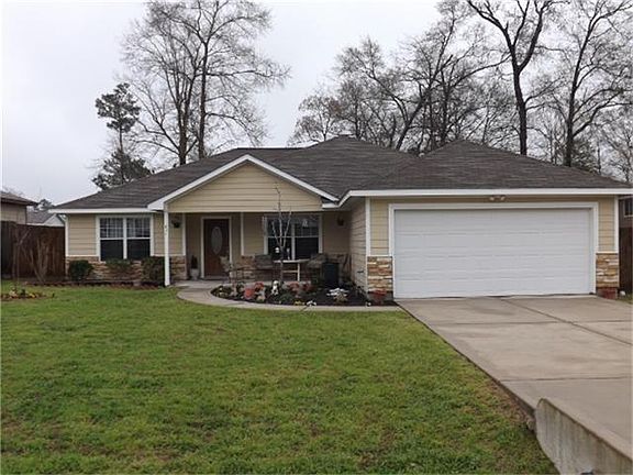 Located in Kellyn Oaks - this gated community is located off Hwy 105