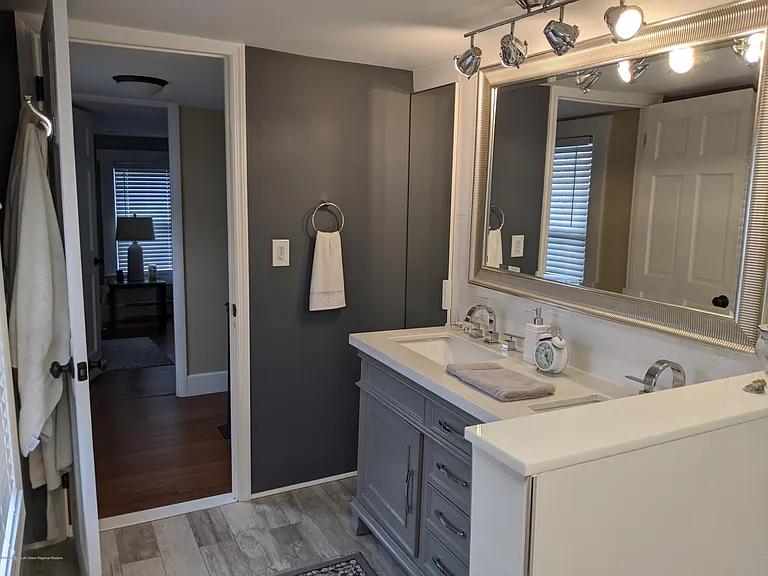 1121 Bay Ave — Photo 19