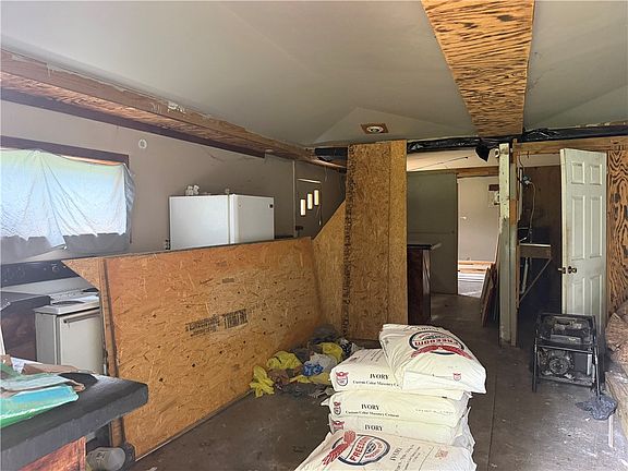 3rd image of 2092 Sanders Rd