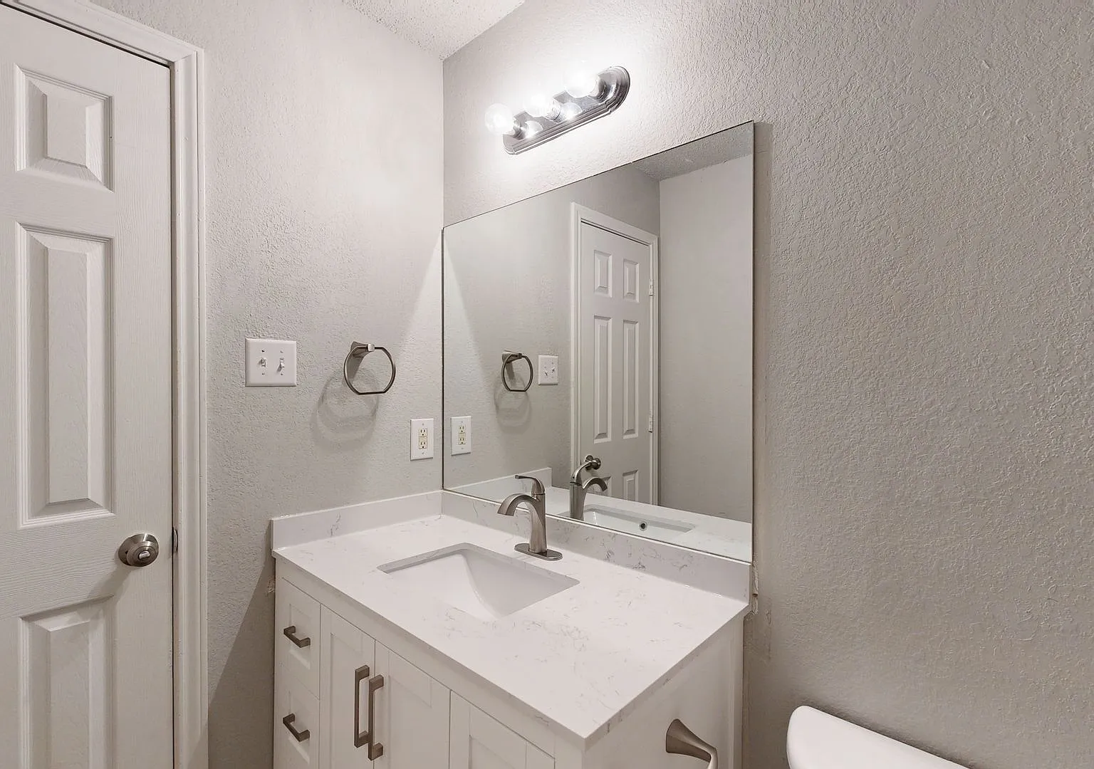 No August Rent + Price Improvement $895 — Photo 4