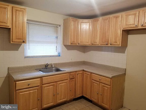 3rd image of 711 E Willard St