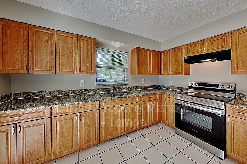 3 bed, 1.0 bath, 855 sqft, $1,599 — Photo 3