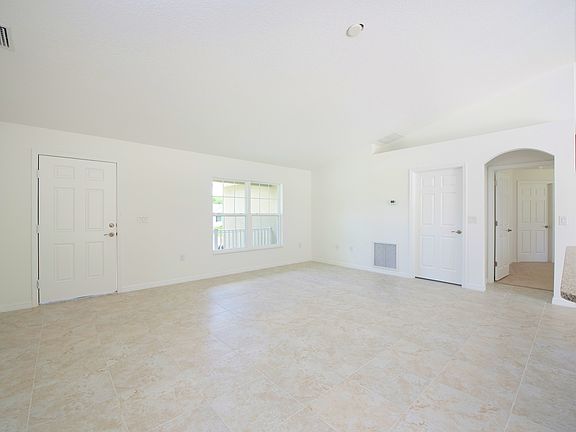 5th image of 554 Elizabeth St SE