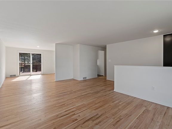 3rd image of 117 Nassau Dr