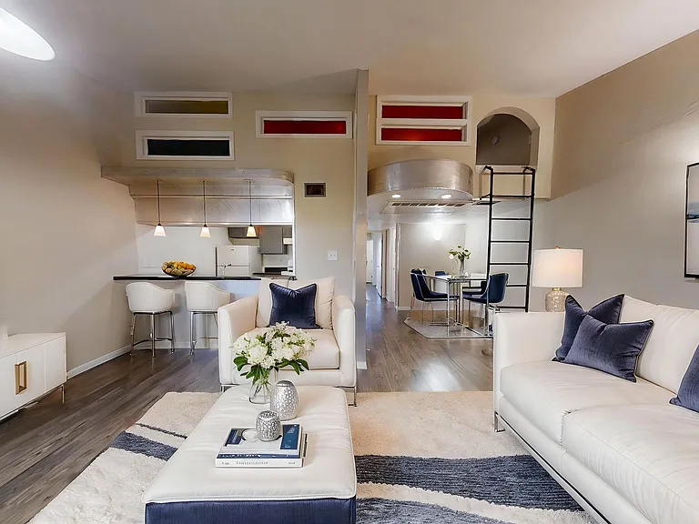 The Metropolis Apartments — Photo 4