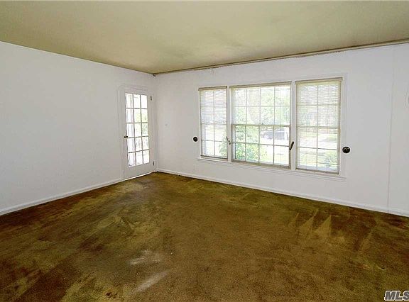 3rd image of 730 Park Ln S