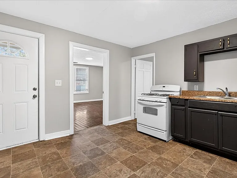 413 E Ormsby Ave — Photo 14