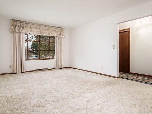 2nd image of 1110 Roxbury Close