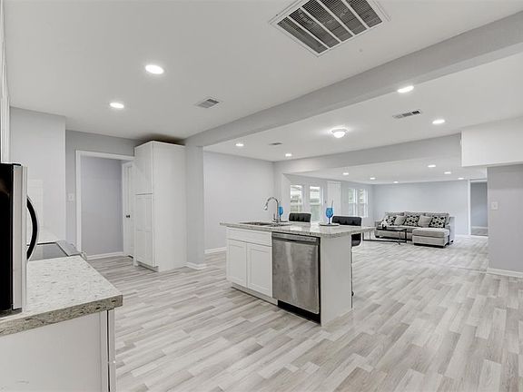 4th image of 404 S Oak St