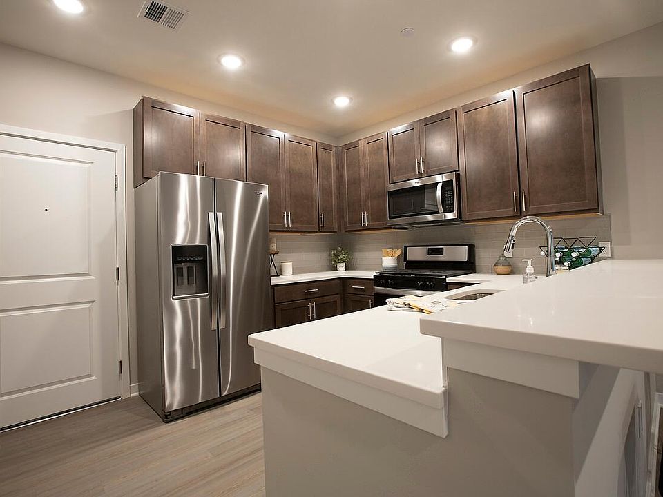 1st image of 8 Kingsbridge Dr #206