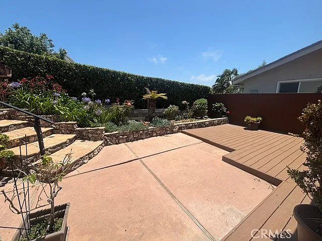 998 Oriole Dr — Photo 3