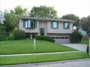 4633 Hallcliffe Rd, Lincoln, NE 68516