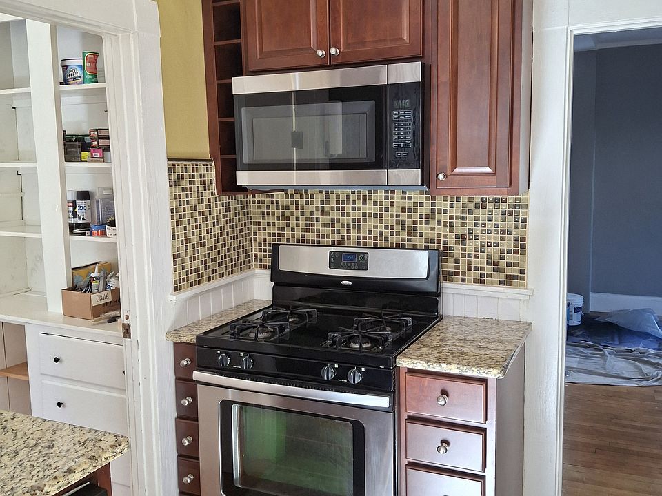 Kitchen: Stainless steel gas stove, built-in microwave, hardwood cabinets. Granite counter tops, laminate flooring.