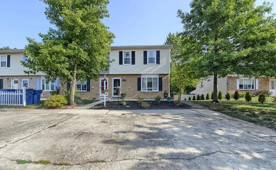 Building Photo - 1102 Pheasant Dr N