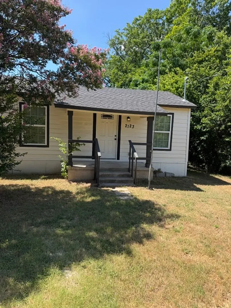 Remodeled 3-Bedroom Rental Near Baylor University | 2123 Burnett Ave, Waco, TX — Photo 1