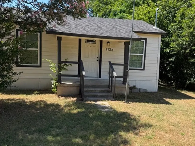2123 Burnett Ave — Photo 1