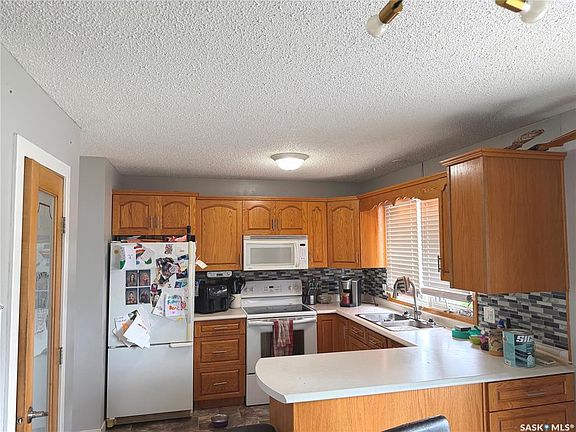 4th image of 122 Dianne STREET
