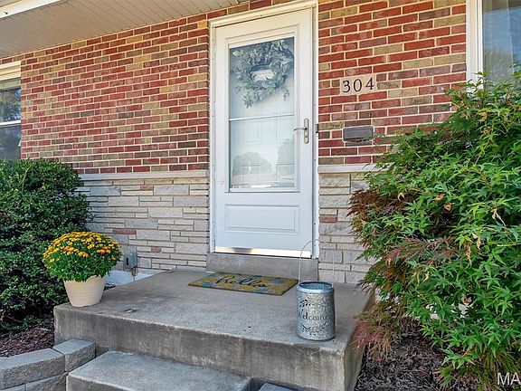 3rd image of 304 Southampton Dr