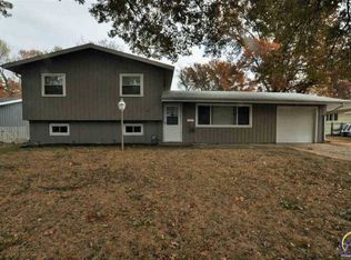 2812 SW James St, Topeka, KS 66614