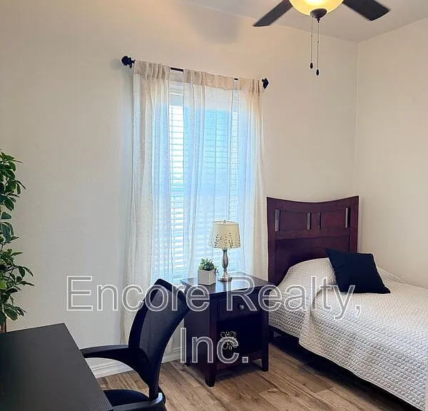 1061.5 E Bradley Ave — Photo 13
