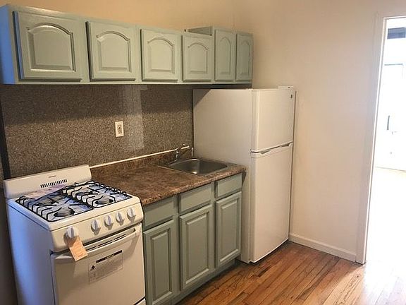 3rd image of 223 E 10th St APT 18