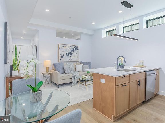 5th image of 1012 17th Pl NE APT 2