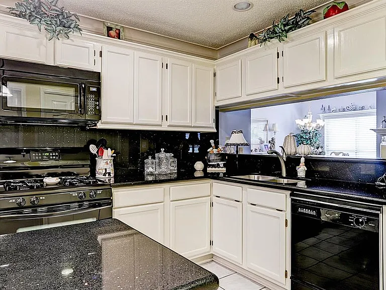 10022 Cabin Creek Dr — Photo 15