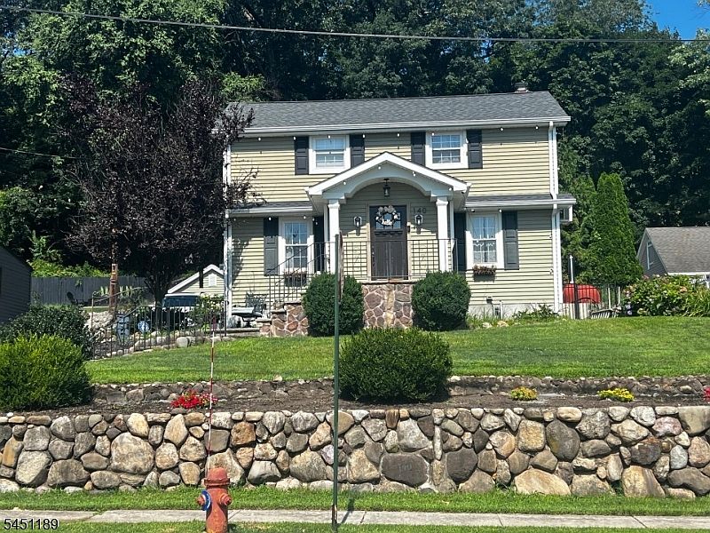 1st image of 140 Watchung Dr