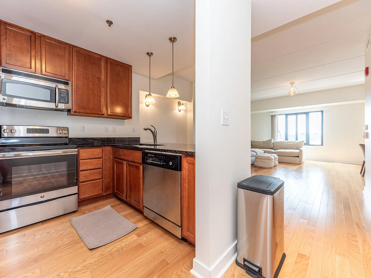 1 bed, 1.0 bath, 927 sqft, $2,800 — Photo 3