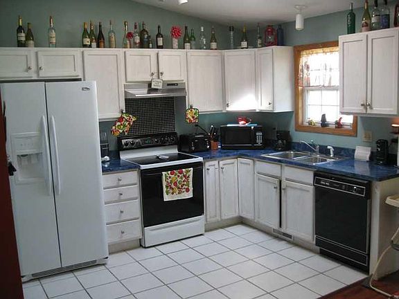 2nd image of 9861 Holly Dr