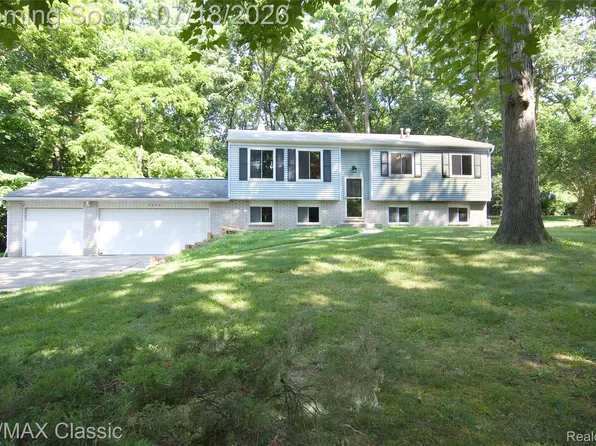 2656 Kathleen Dr, Brighton, MI 48114