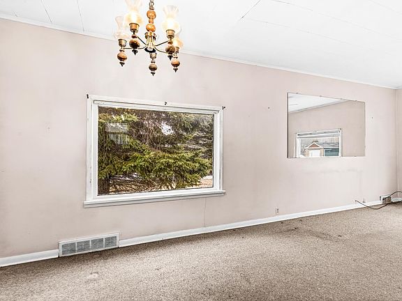 5th image of 155 W Myrtle St