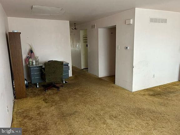 3rd image of 1258 Hemlock Dr