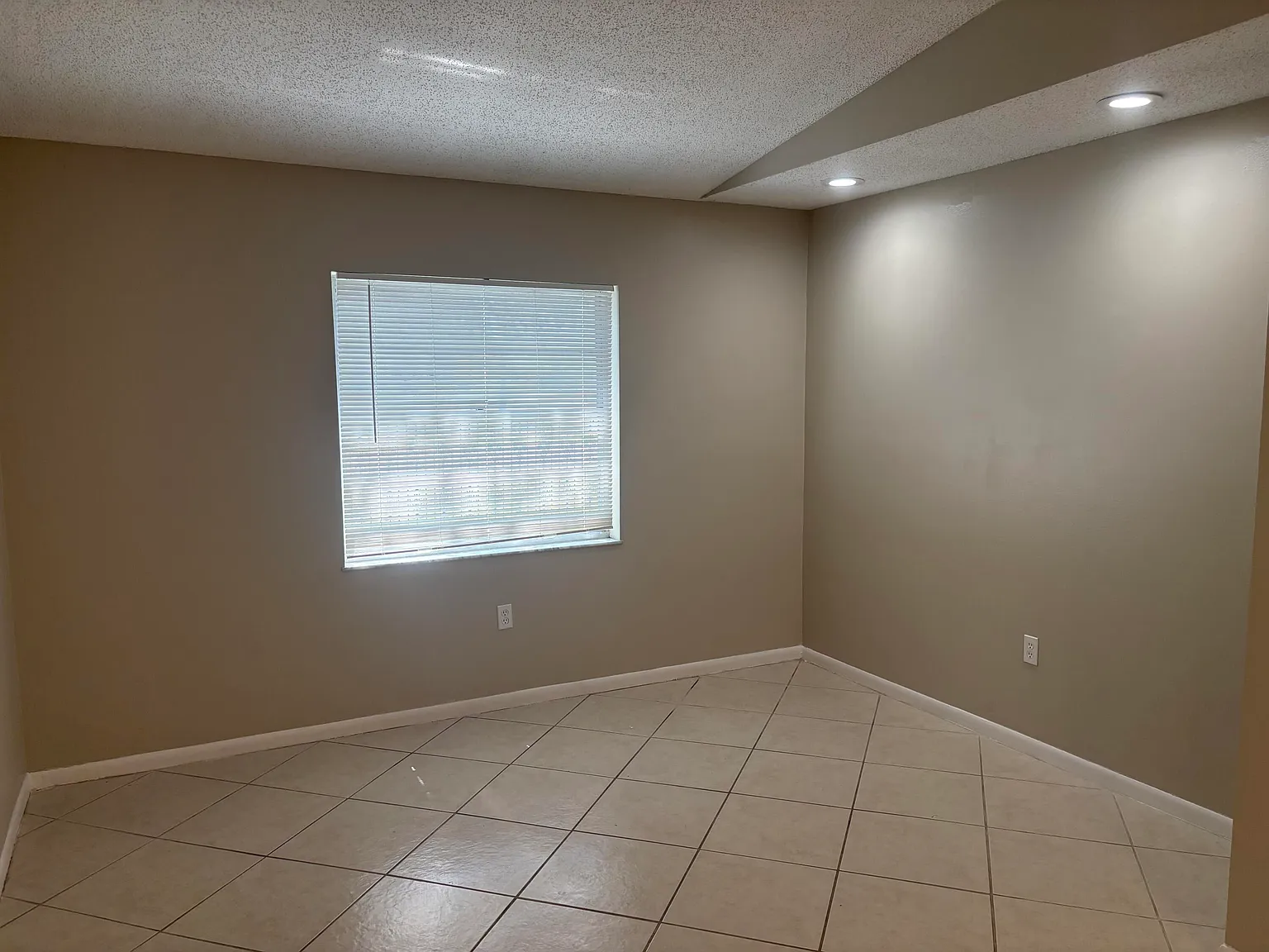 1 bed, 1.5 bath, 660 sqft, $1,400 — Photo 2