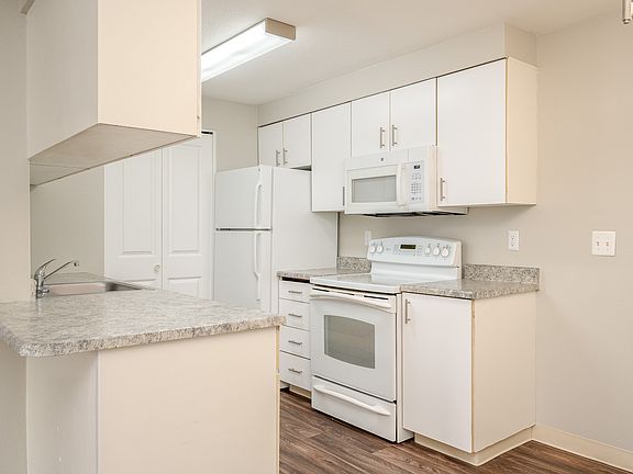 Village at Sunrise | Kitchen and Dining