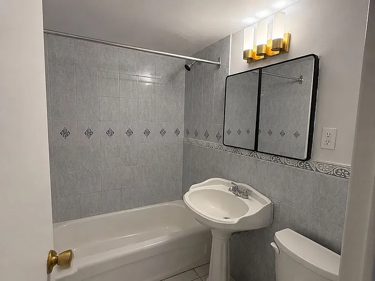 105 Raglan Ave #101 — Photo 7