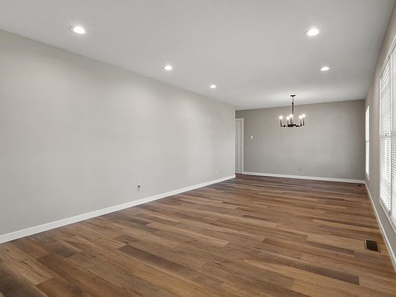 4th image of 728 Lamplight Ln