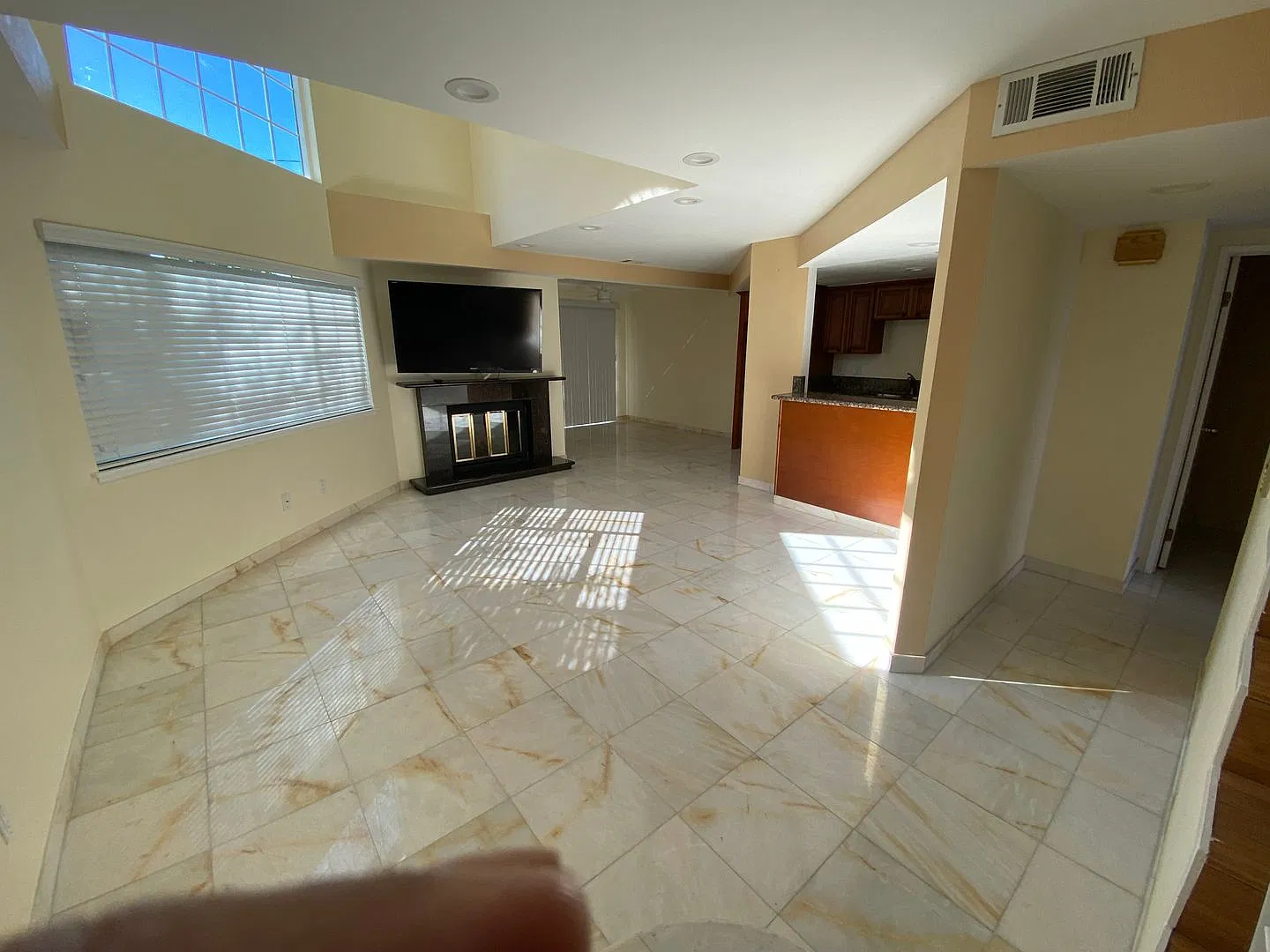 Sri Condos — Photo 2