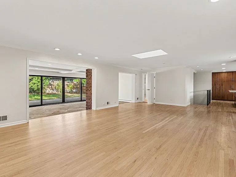 905 S Harrison St — Photo 3