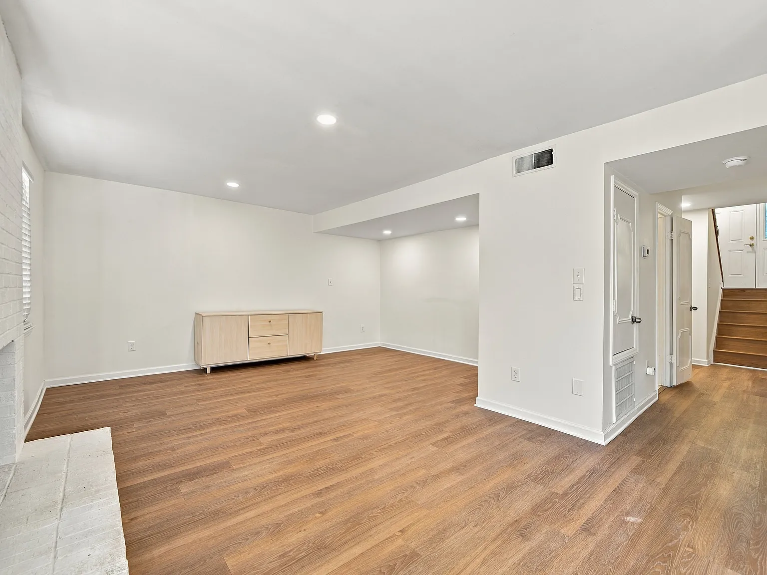 5 bed, 2.5 bath, 1800 sqft, $2,600 — Photo 4