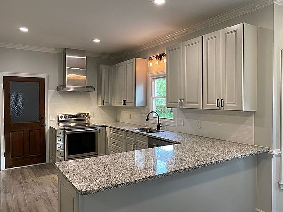 5th image of 132 Silvercreek Dr